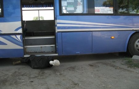 Пенсионерка лишилась ног по вине водителя маршрутного автобуса.