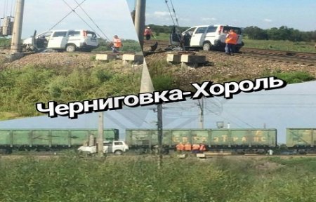 Трое приморцев погибли в столкновении поезда и микроавтобуса.