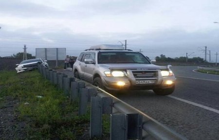 В Артеме водителя избили и ограбили после ДТП.