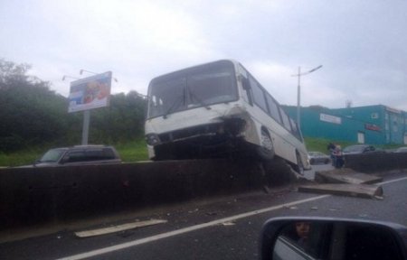 "Летающий" автобус парализовал движение в пригороде Владивостока.