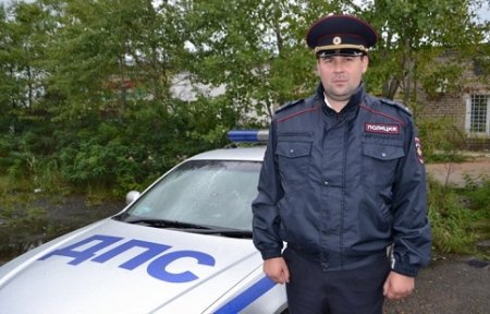 Сотрудник ГИБДД Приморья спас водителя и его пятилетнего сына из тонущего автомобиля.