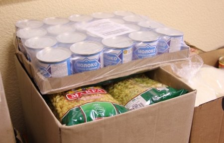 Пункты приема помощи заполнены коробками с продуктами и вещами для пострадавших от наводнения.