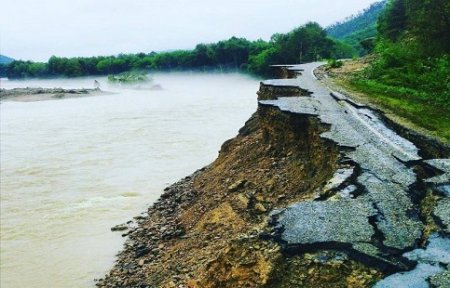 Последствия паводка в Приморье: размытые дороги и спекуляция на воде.