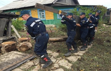 Курсанты МЧС помогают жителям села Уборка в ликвидации последствий тайфуна.