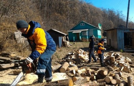 Пострадавших от тайфуна приморцев обеспечили дровами на зиму.