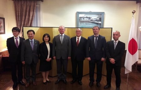 Генеральный консул Японии во Владивостоке вручил и.о. мэра Артема почетную грамоту.
