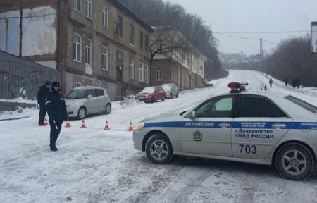 Из-за снегопада движение по трассе Седанка — Патрокл и улице Шефнера перекрыто.