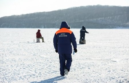 Приморские спасатели предупреждают – выход на лёд опасен.