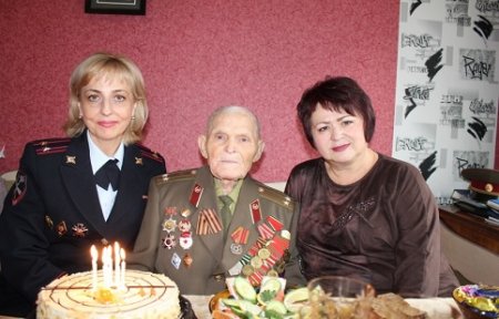 Полицейские поздравили ветерана Великой Отечественной войны с 90-летним юбилеем в Артеме.