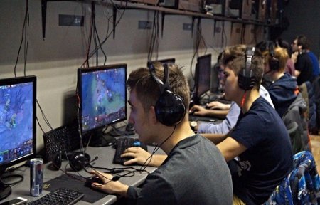 ДВФУ победил Дальрыбвтуз в первом матче студенческой киберспортивной лиги.