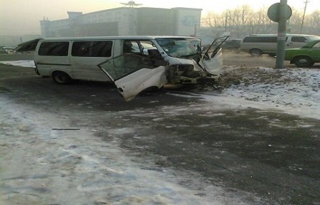 Людей, пострадавших при ДТП в Артеме, из микроавтобуса извлекли пожарные.
