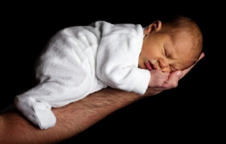 В Приморье первым новорождённым в 2017 году стал мальчик.