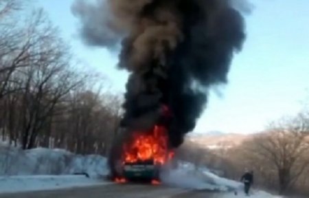 В Приморье прямо на трассе сгорел пассажирский автобус.