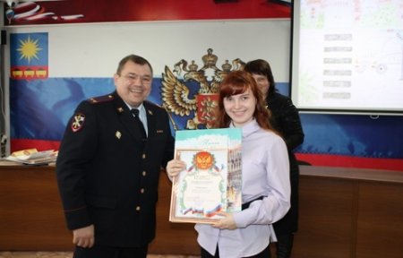 Полицейские в Артеме поздравили участников детских творческих конкурсов с Новым годом.