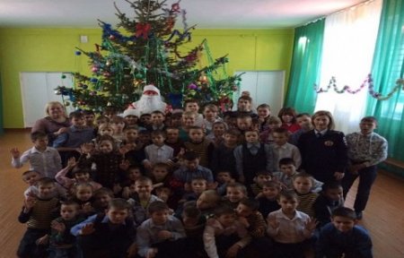 Сотрудники Госавтоинспекции подарили новогоднюю сказку воспитанникам детского дома.