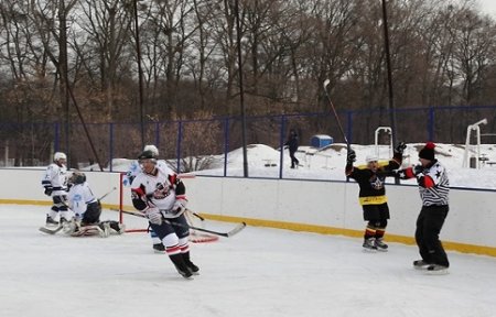 Артемовский «студеный лед» разогрели хоккеисты.
