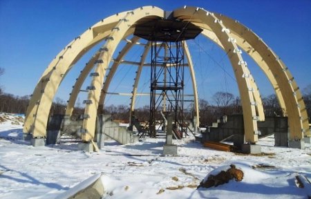 На Русском острове смонтировали малый купол культурного центра.
