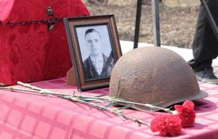 Сегодня в Артеме прошла траурно-торжественная церемония захоронения останков бойца Красной армии Федора Просветова.