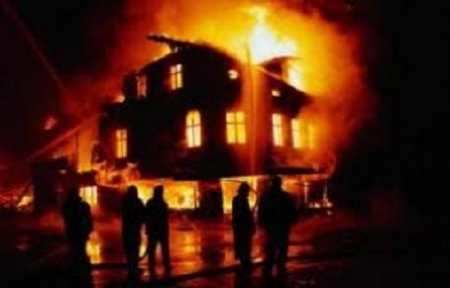 В городе Артеме пожарные потушили частный дом.