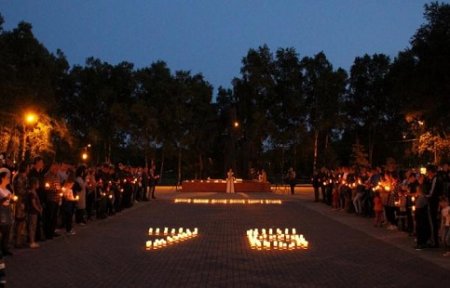 Сотни горожан приняли участие в акции «Свеча памяти», которая прошла в Артеме.