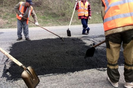 Администрация АГО обещает отремонтировать дороги до октября.