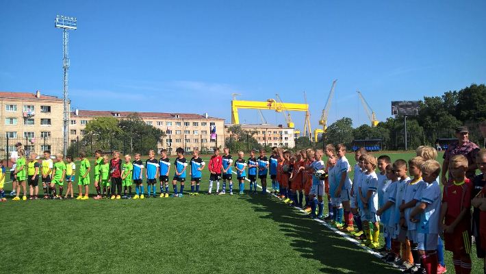 Сразу две юношеские футбольные команды представили Артем на соревнованиях в Большом камне.