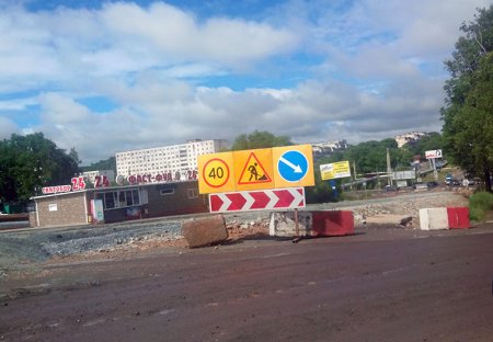 В Артеме продолжаются работы по ремонту и асфальтированию дорог.
