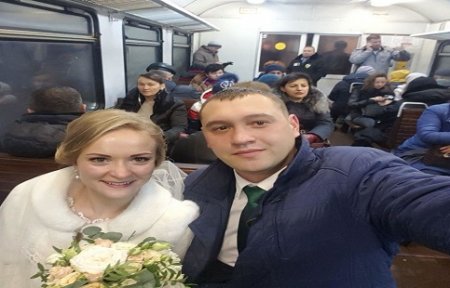 Из за снежного циклона молодожены из Владивостока добирались на собственную свадьбу на электричке.