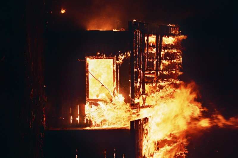 В Артеме огнеборцы ликвидировали пожар в жилом доме на улице Береговая.