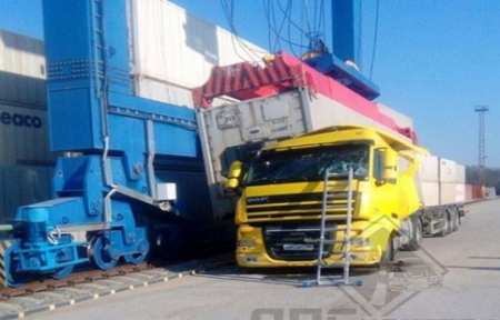 В Артеме при погрузке огромный контейнер рухнул на кабину грузовика.