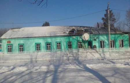 В приморском поселке сгорела деревянная школа.