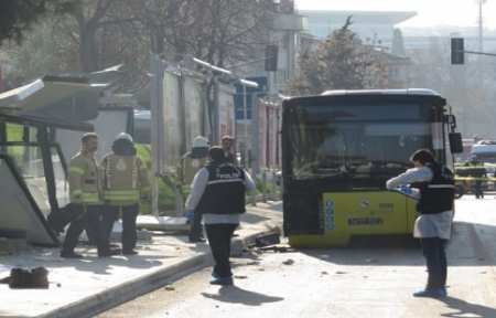 В Стамбуле автобус врезался в остановку: три жертвы.