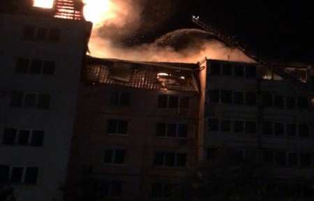 Жители горевшего дома рассказали, как тушили пожар в Артеме.