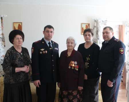 В Артеме полицейские и общественники поздравили с 90-летием ветерана Великой Отечественной войны.