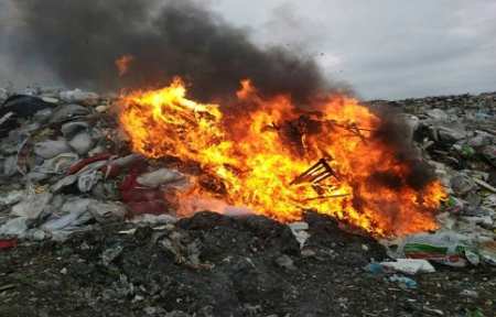 В Артеме несколько дней горит закрытая два года назад свалка.