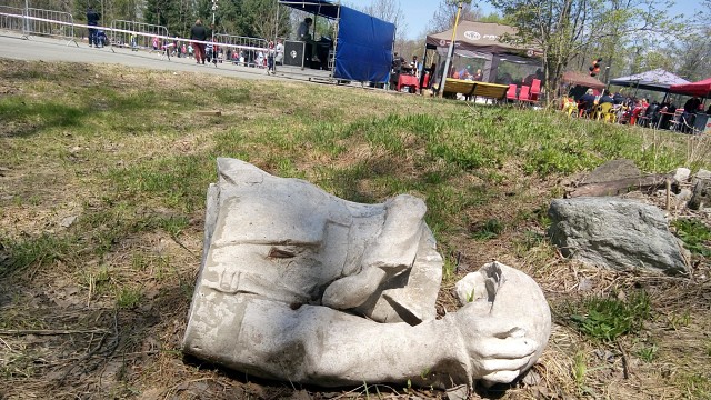 День победы в Артеме отметили на фоне разбитого памятника погибшему солдату.