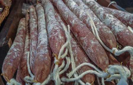Крупному приморскому производителю запретят выпускать колбасы за фальсификацию продукции.