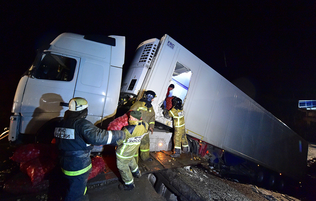 Арестован водитель грузовика под которым рухнул мост в с. Осиновка