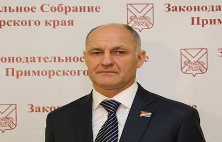 Депутат Игорь Шауфлер профинансировал из собственных средств ремонт придомовой дороги.