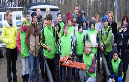 Артемовские школьники совместно с лесниками высадили новую аллею.