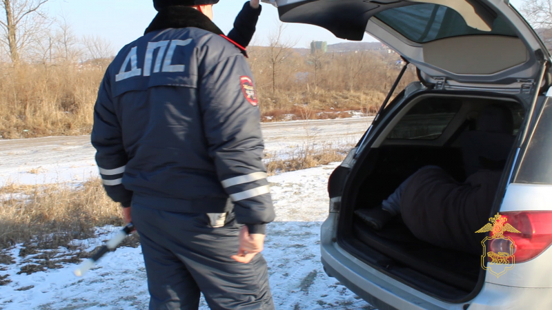 В Артеме оштрафован водитель, перевозивший приятеля в багажнике автомашины