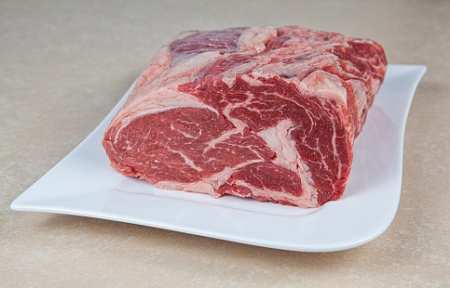 Предпринимателя из Артема оштрафовали за продажу мяса с истекшим сроком годности.
