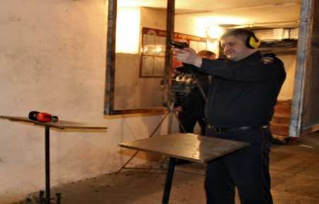В отделе полиции Артема прошли соревнования по стрельбе из пистолета Макарова.