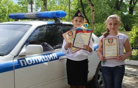 В отделе полиции города Артема наградили детей-победителей творческих конкурсов.