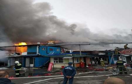 В Уссурийске произошел крупный пожар на китайском рынке.