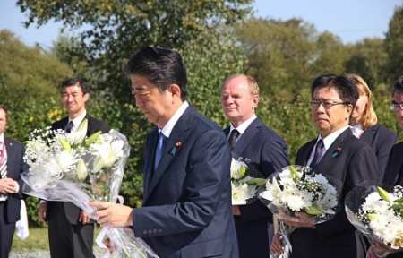 Синдзо Абэ возложил цветы к памятнику японским военнопленным в Артеме.