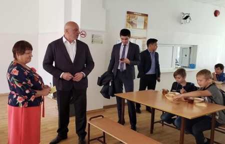 Депутат Игорь Чемерис проинспектировал качество детского питания в школе №16.