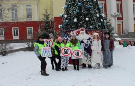 Полицейский Дед Мороз подарил новогоднее настроение жителям и гостям города Артема.