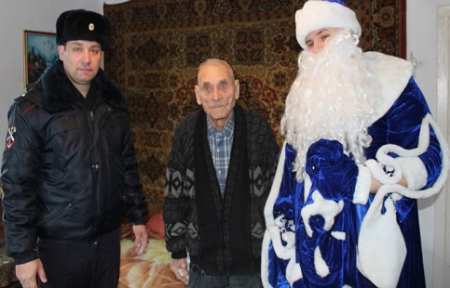 В Артеме сотрудники полиции подарили новогоднее настроение ветерану Великой Отечественной войны.