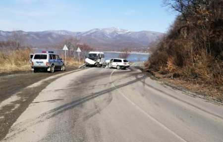 В Лазовском районе автомобиль врезался в автобус — шесть человек пострадали.